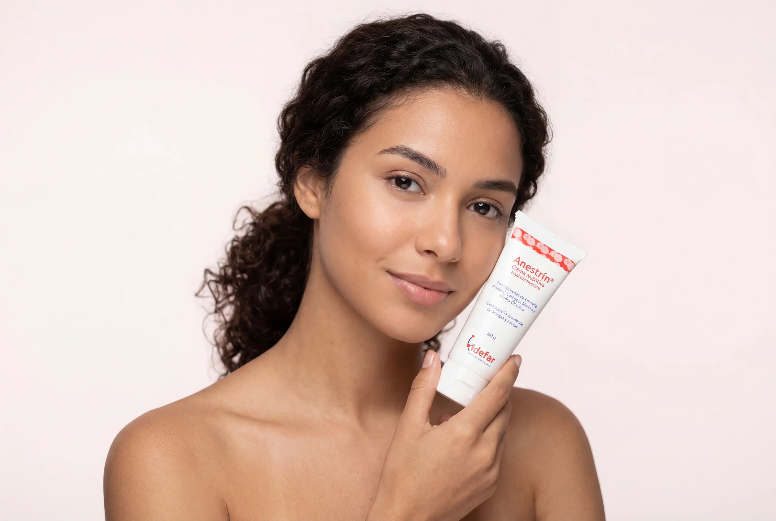 Anestrín Crema — mujer aplicando crema con masaje circular