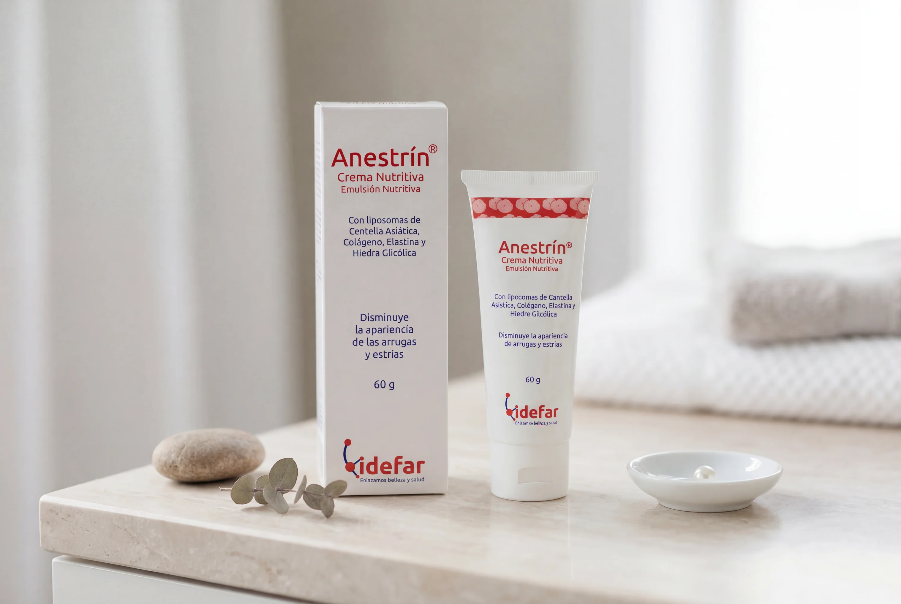 Anestrín Crema — producto sobre tocador con vela y tela suave