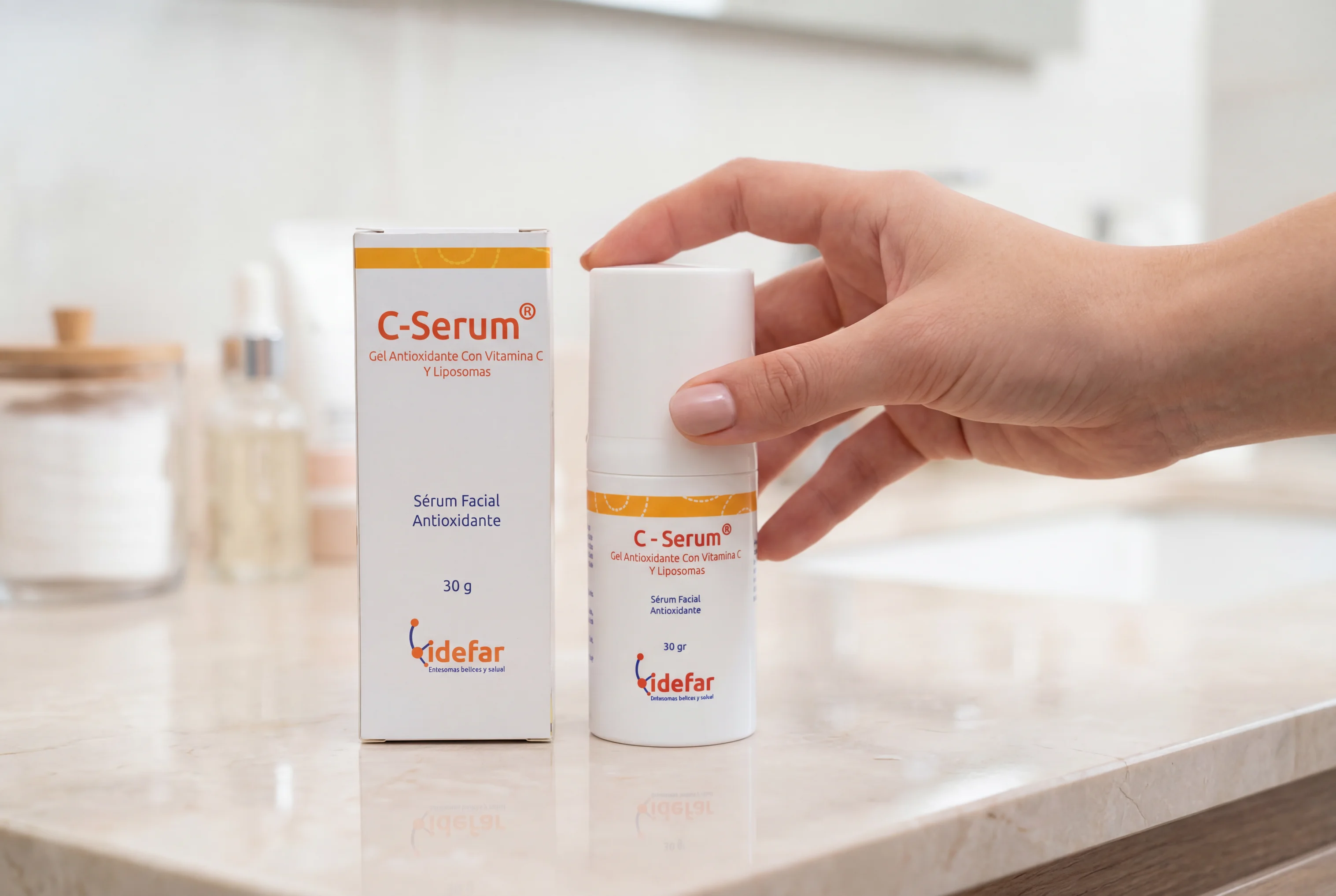 C-Serum Vitamina C — gotas del serum gel en macro