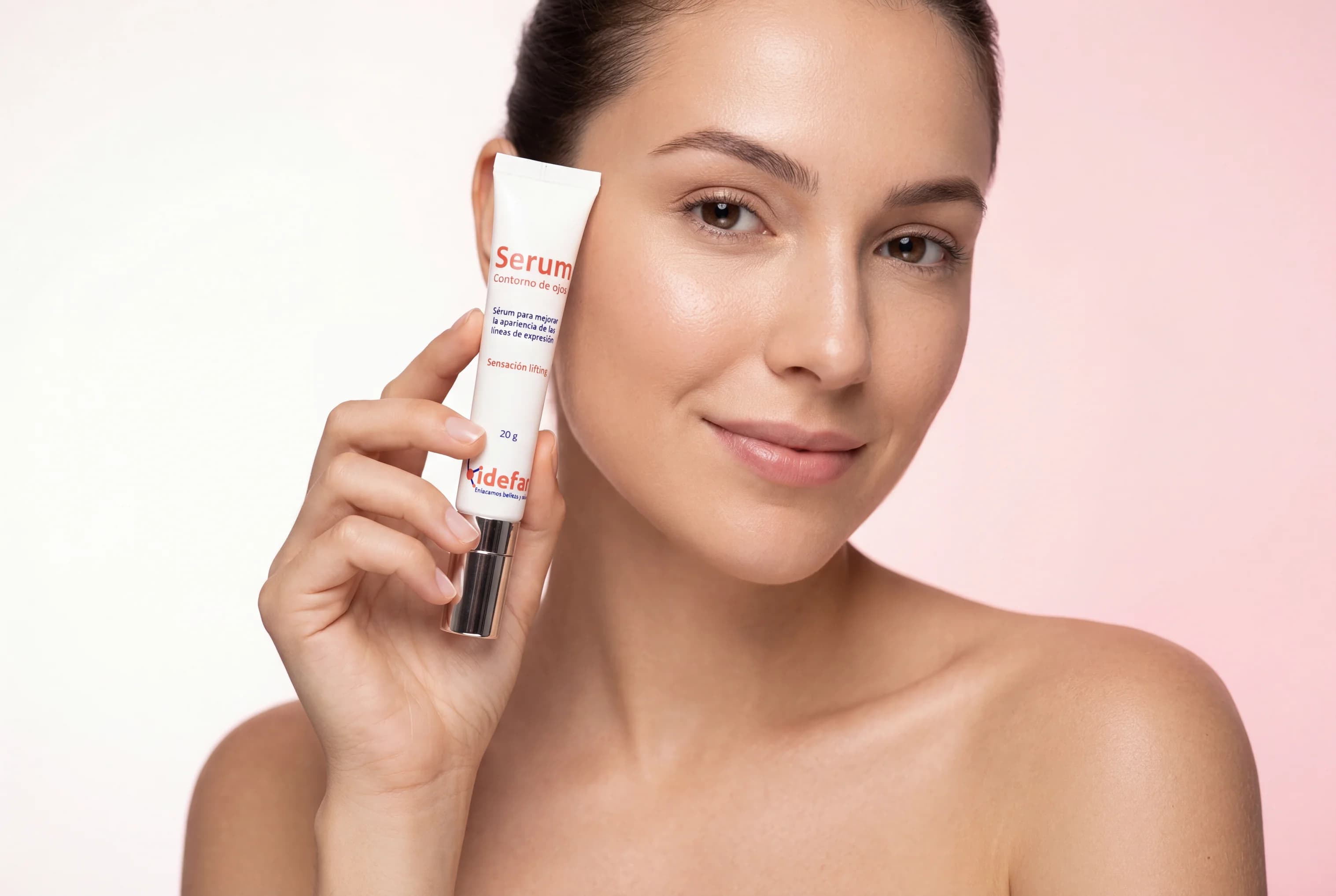 Serum Contorno de Ojos — mujer aplicando producto con aplicador metálico