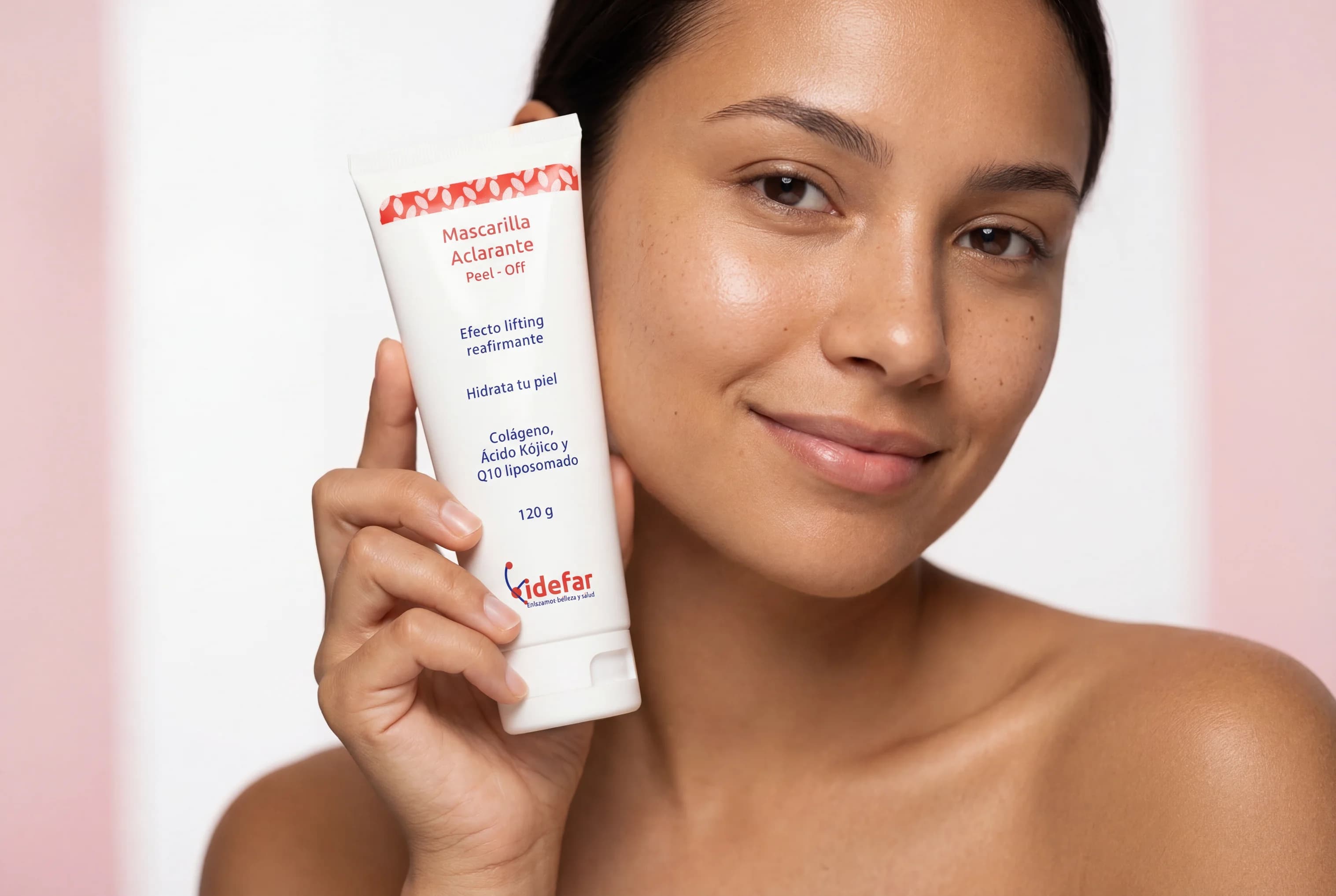 Mascarilla Aclarante — mujer retirando la mascarilla peel-off