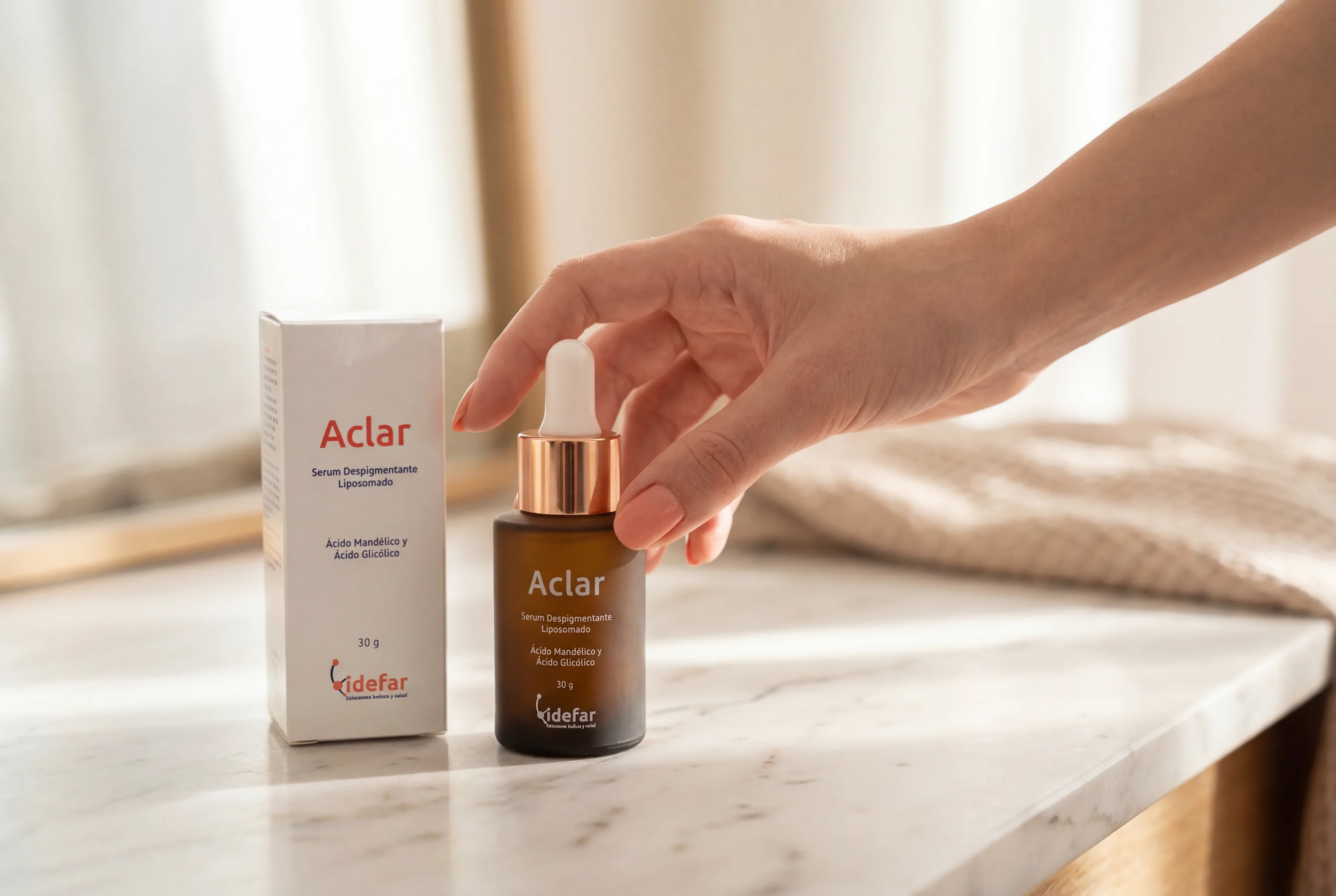 Serum Aclar — gota del serum en gotero a contraluz